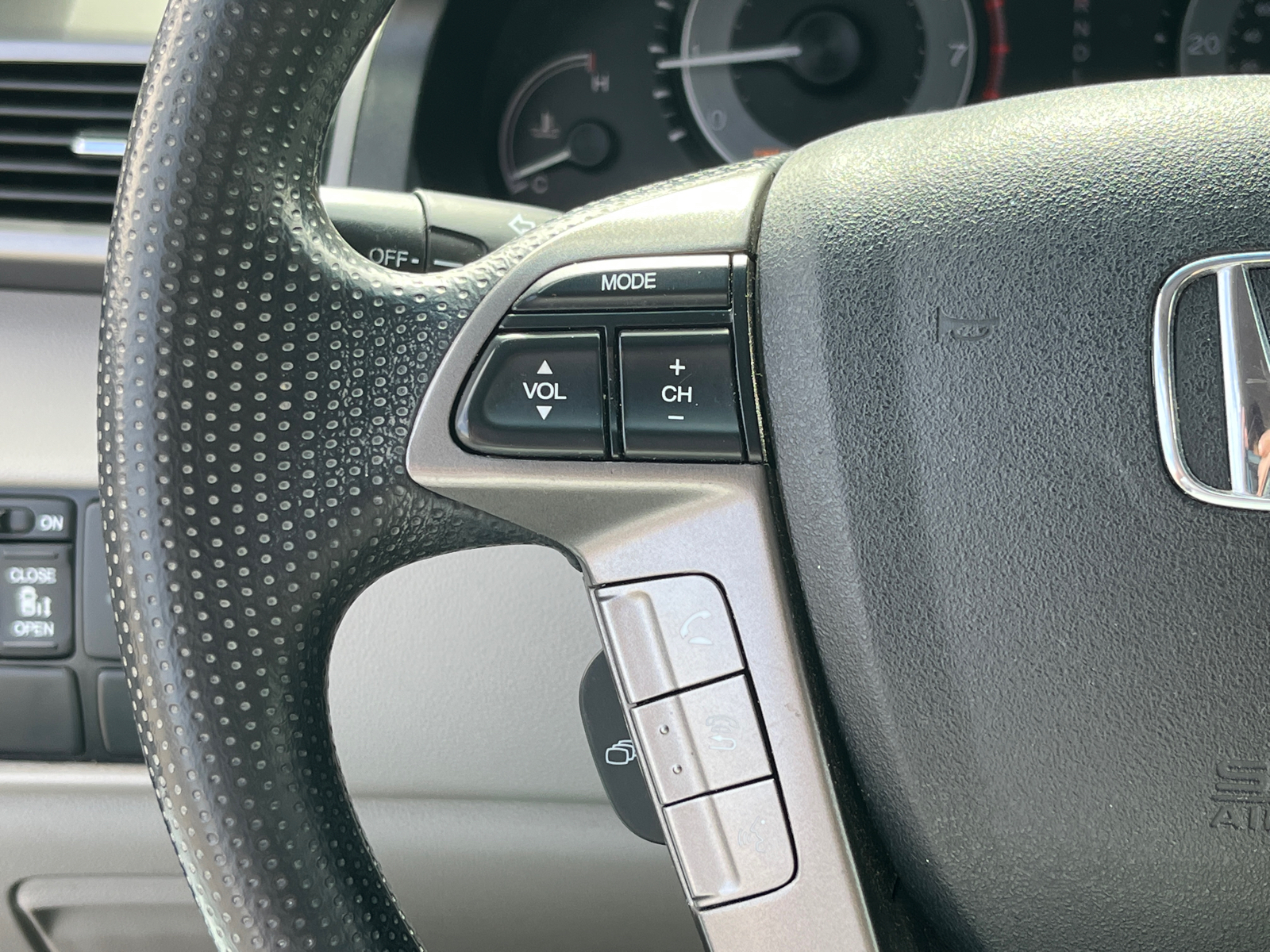 2016 Honda Odyssey SE 16