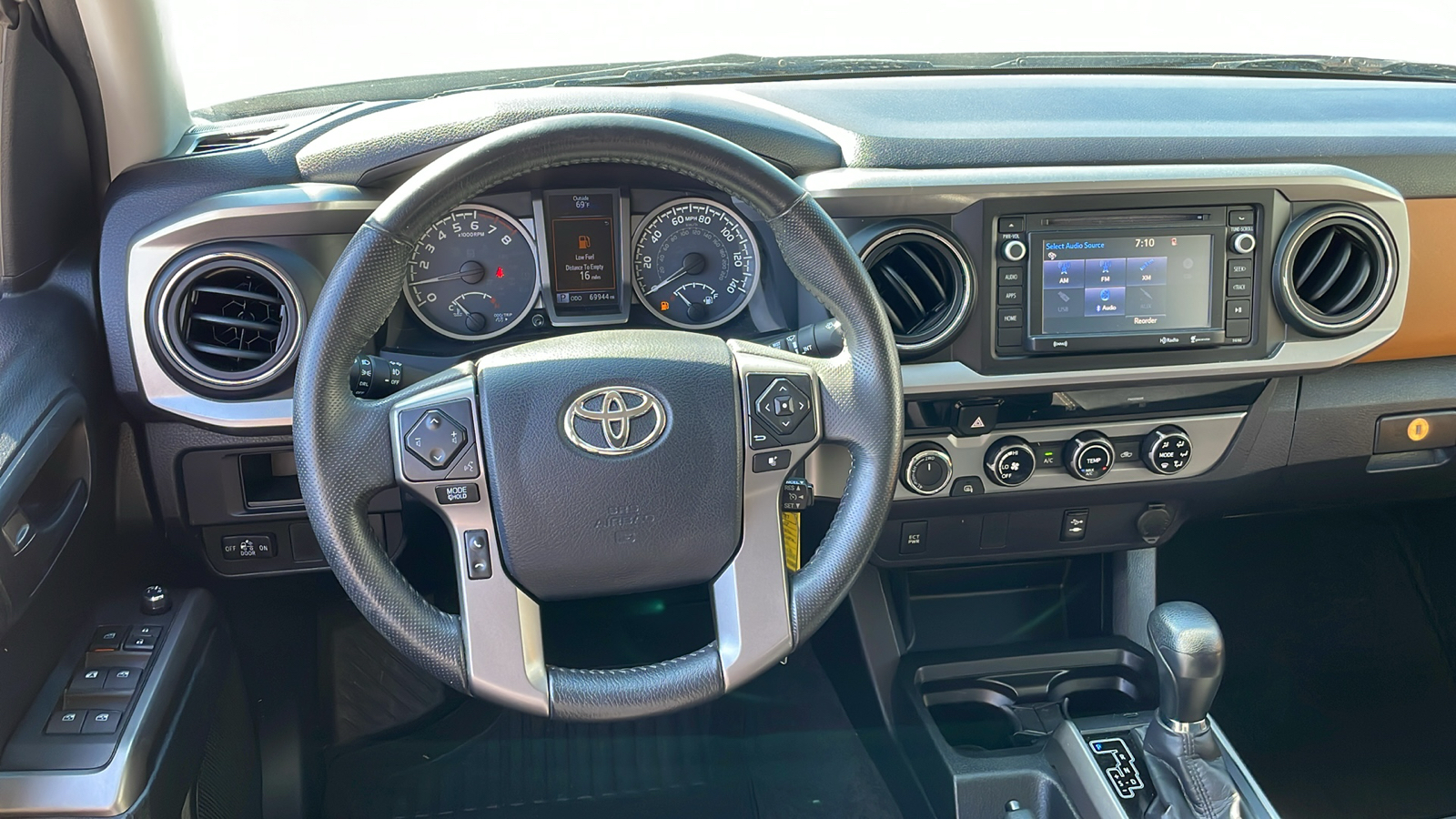 2017 Toyota Tacoma SR5 16