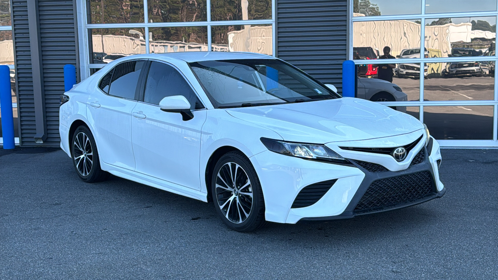 2019 Toyota Camry SE 3