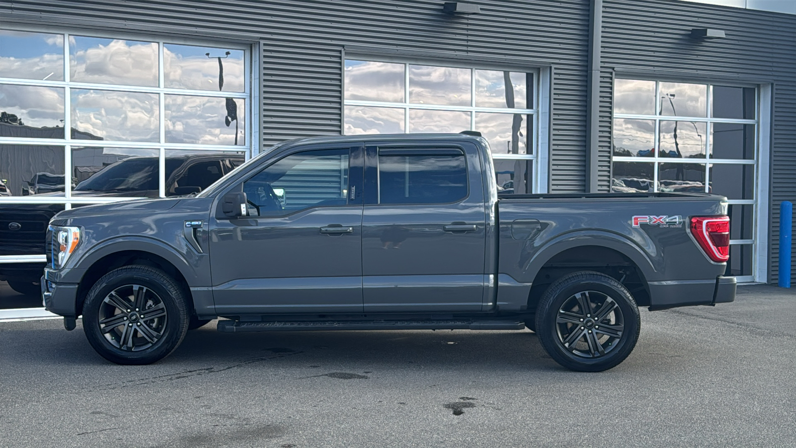 2021 Ford F-150 XLT 2