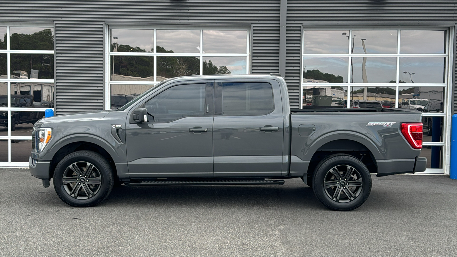 2021 Ford F-150 XLT 2