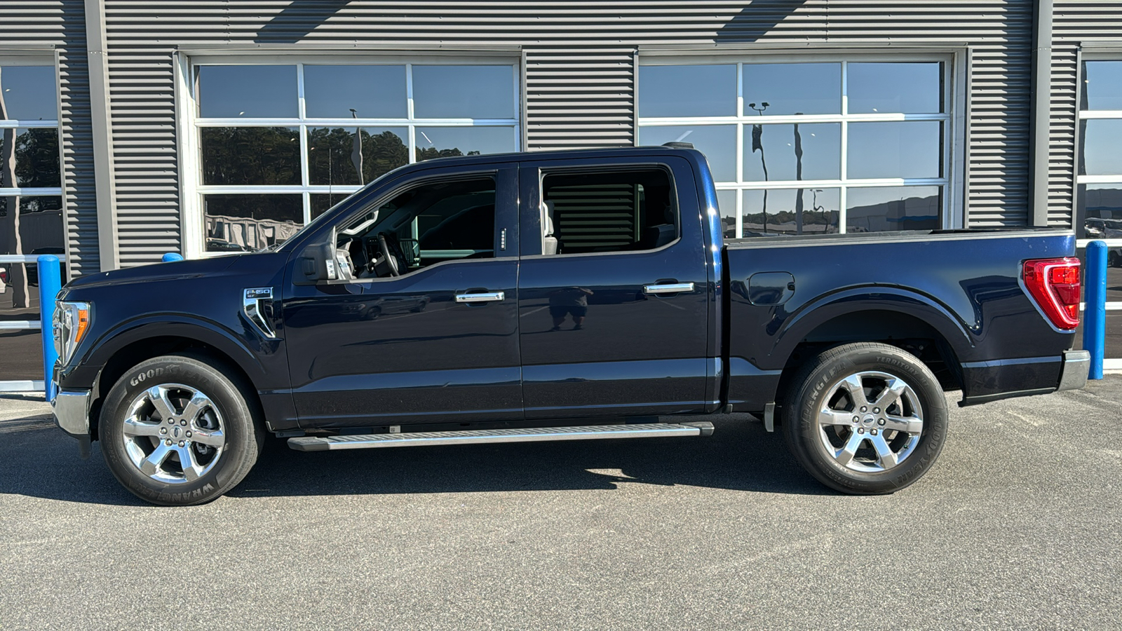 2022 Ford F-150 XLT 2