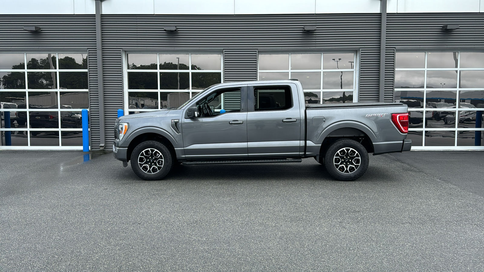 2022 Ford F-150 XLT 2