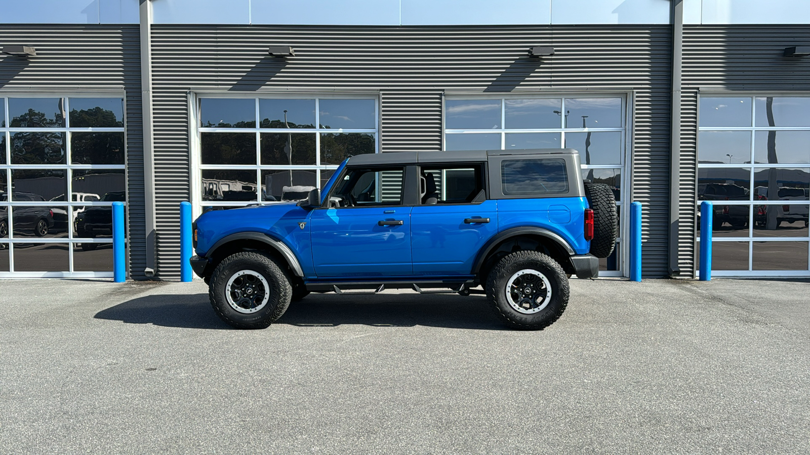 2022 Ford Bronco Base 2