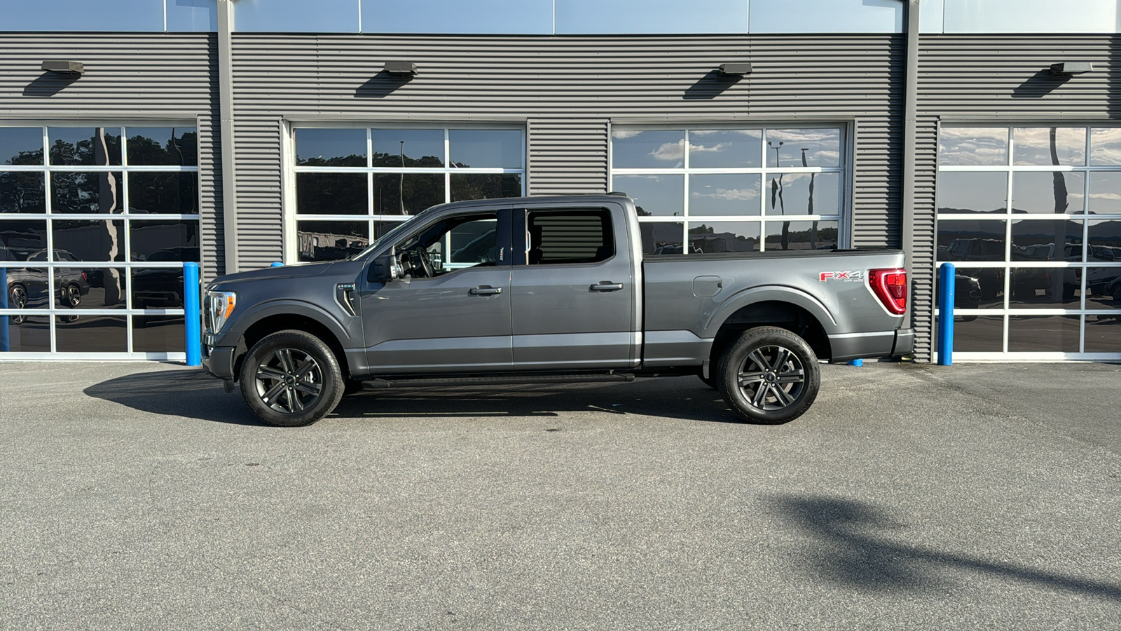 2023 Ford F-150 XLT 2