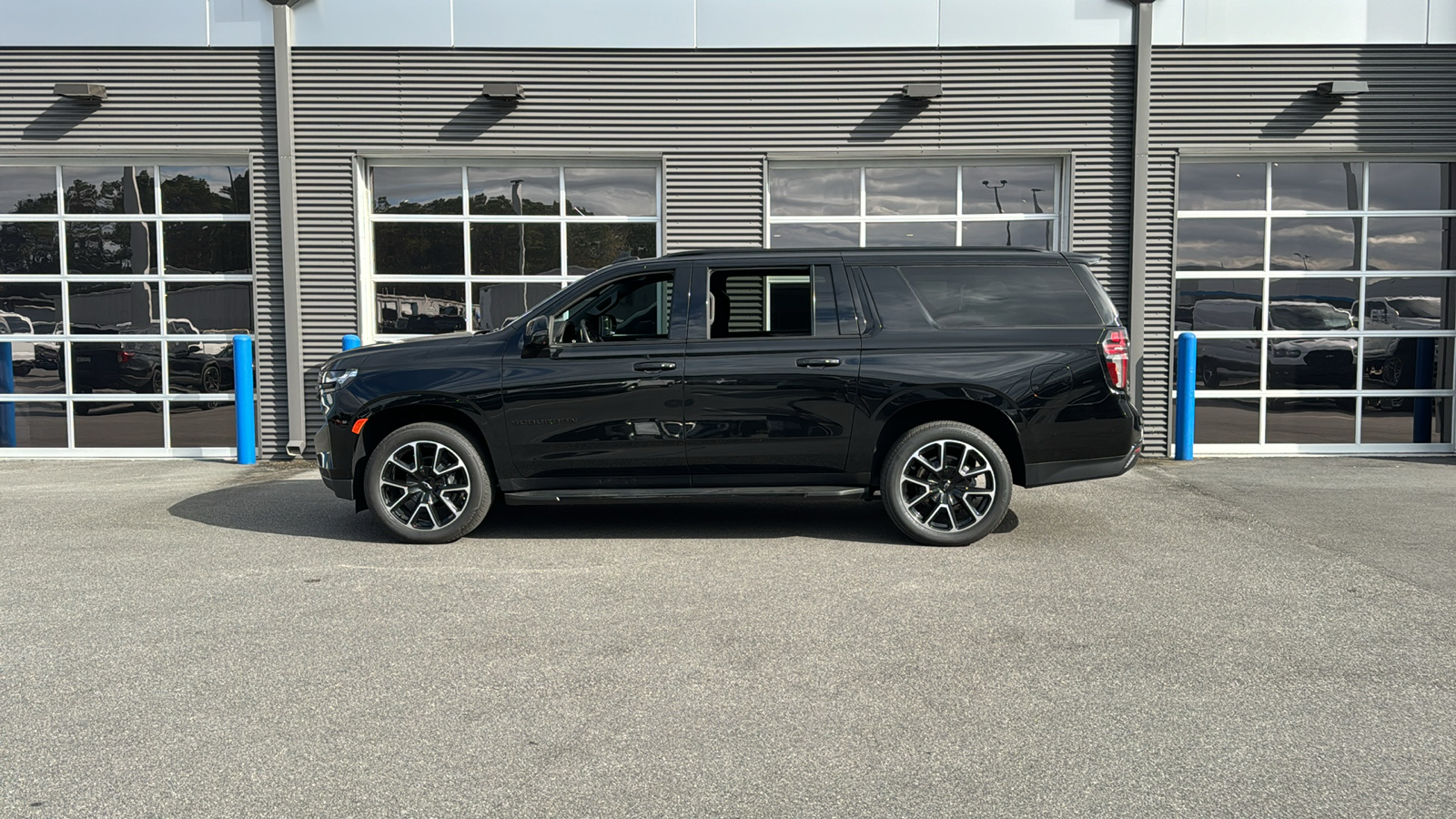 2023 Chevrolet Suburban RST 2