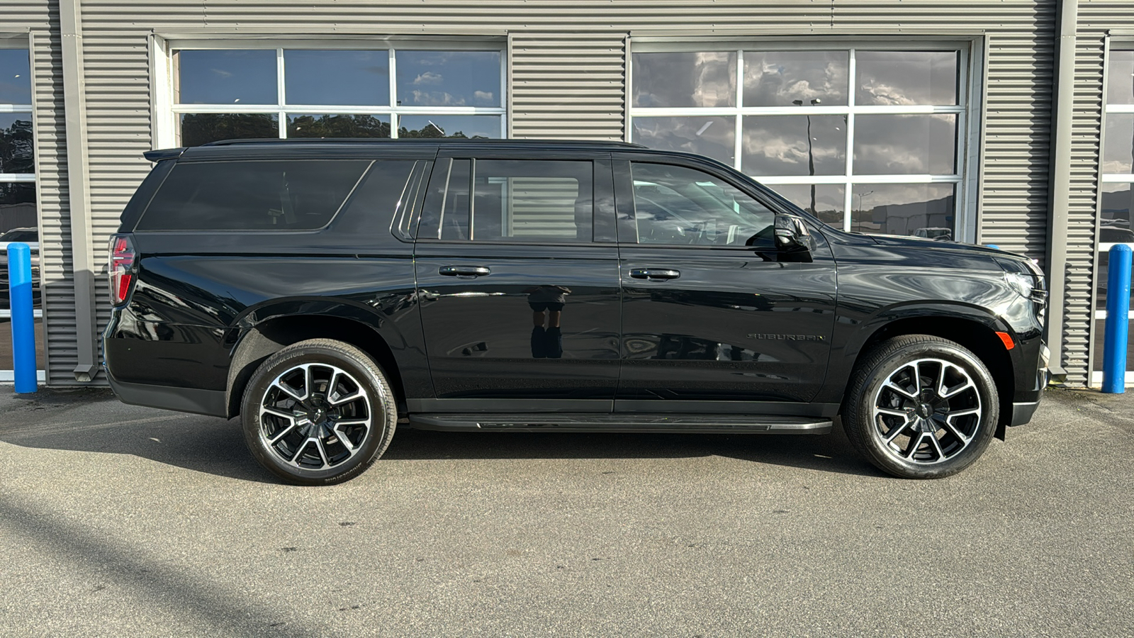 2023 Chevrolet Suburban RST 8