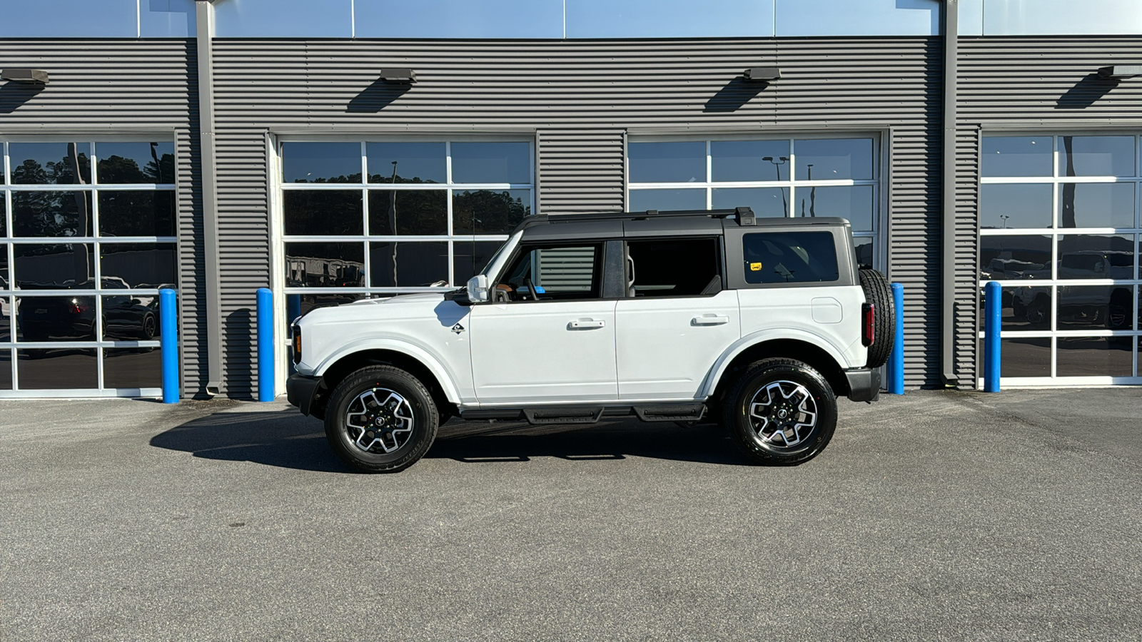 2024 Ford Bronco Outer Banks 2