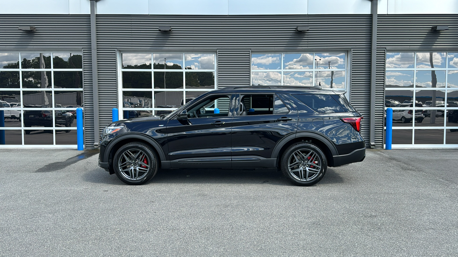 2025 Ford Explorer ST-Line 2