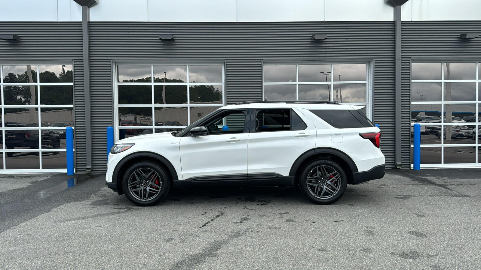 2025 Ford Explorer ST-Line 2