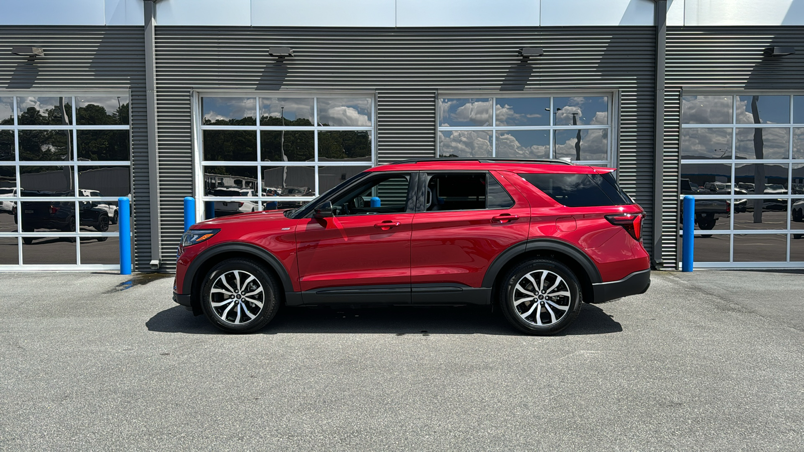 2025 Ford Explorer ST-Line 2