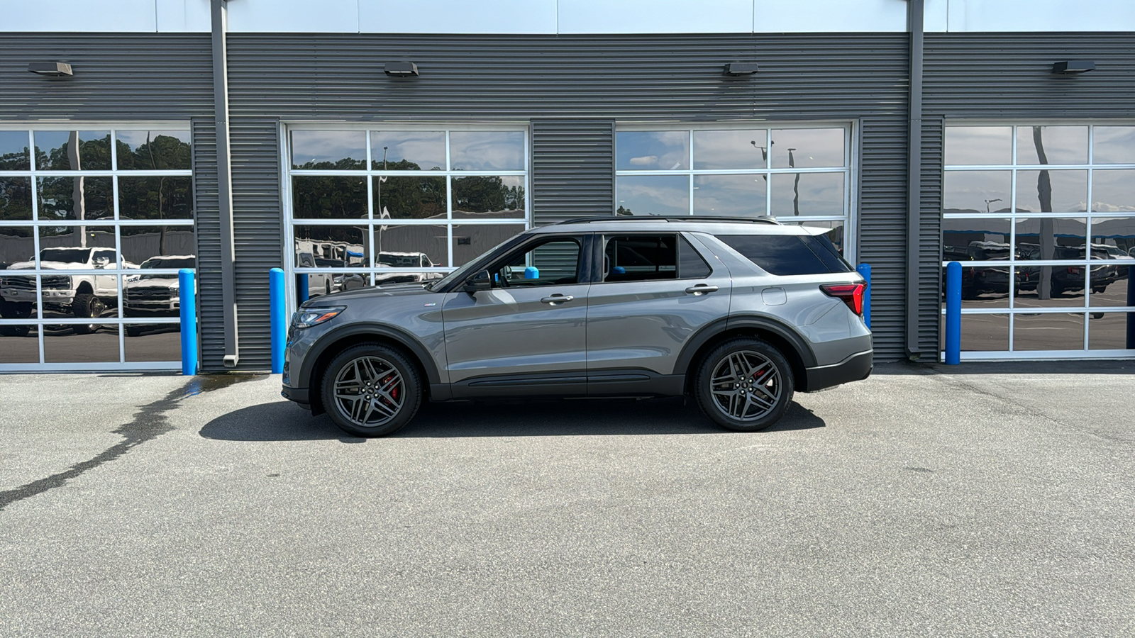 2025 Ford Explorer ST-Line 2