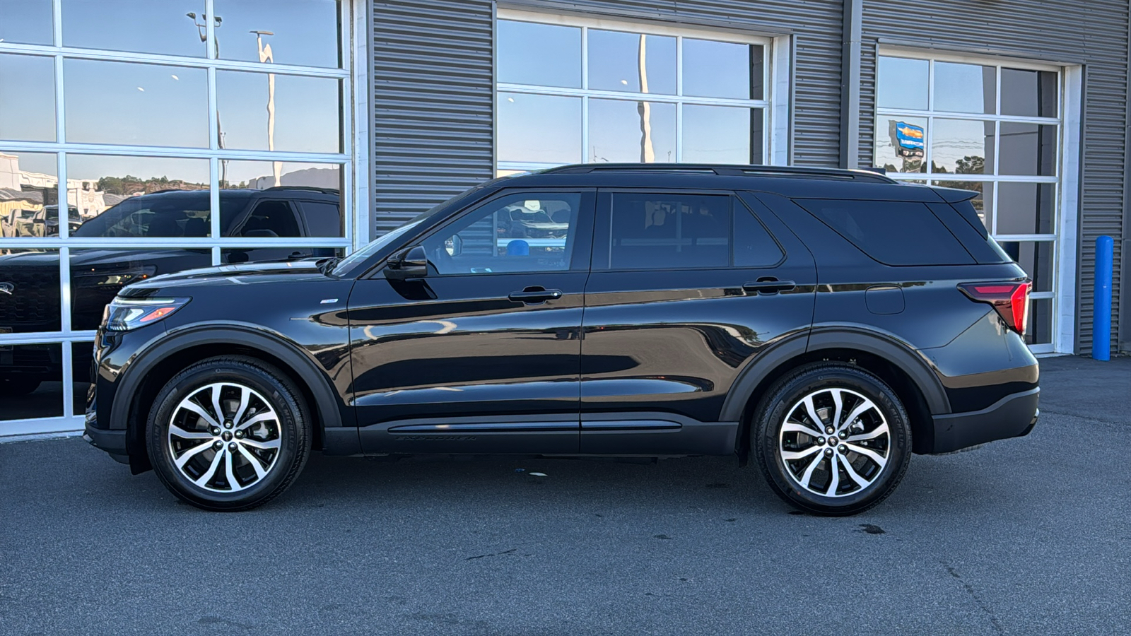 2025 Ford Explorer ST-Line 2