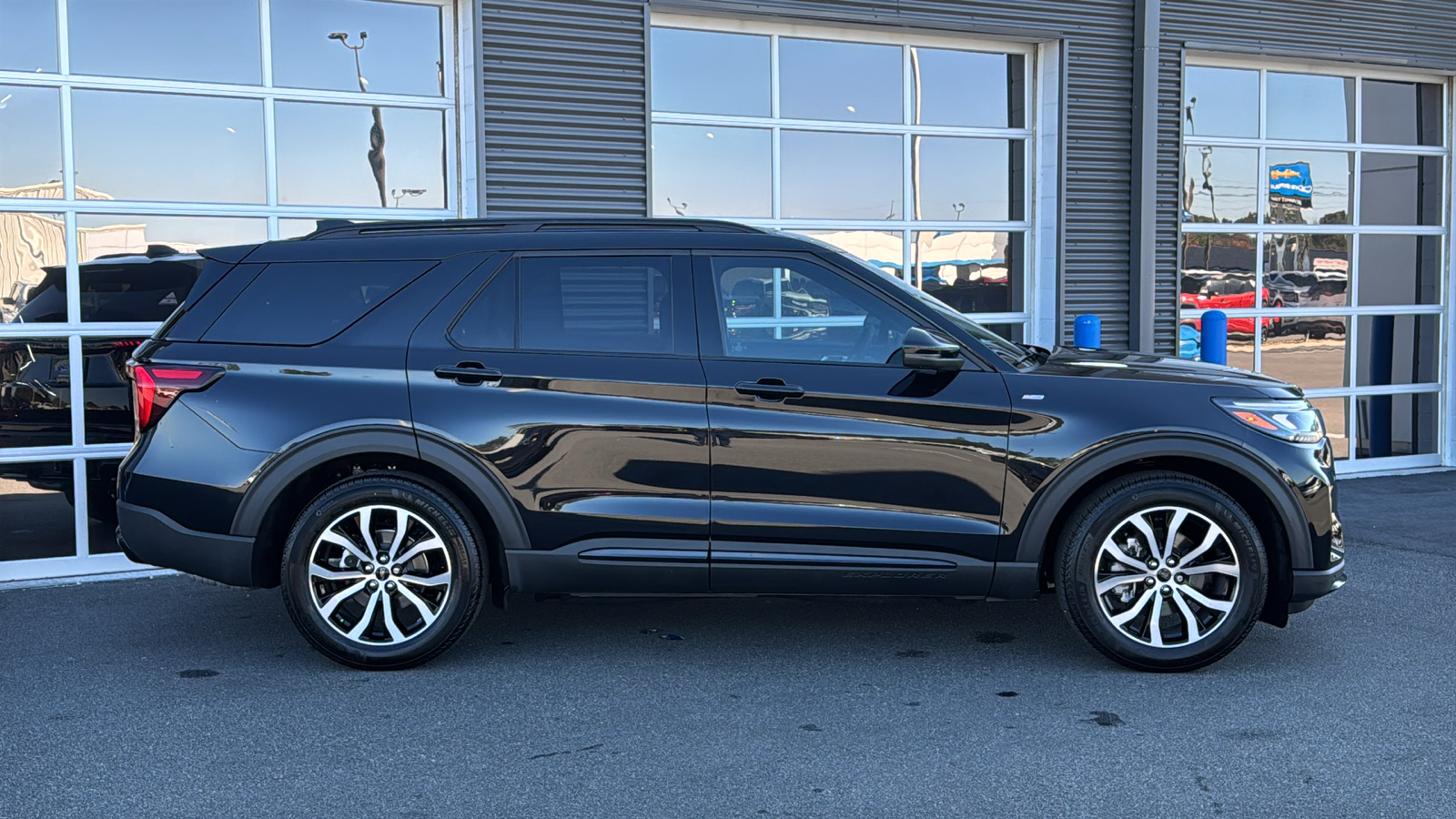 2025 Ford Explorer ST-Line 8