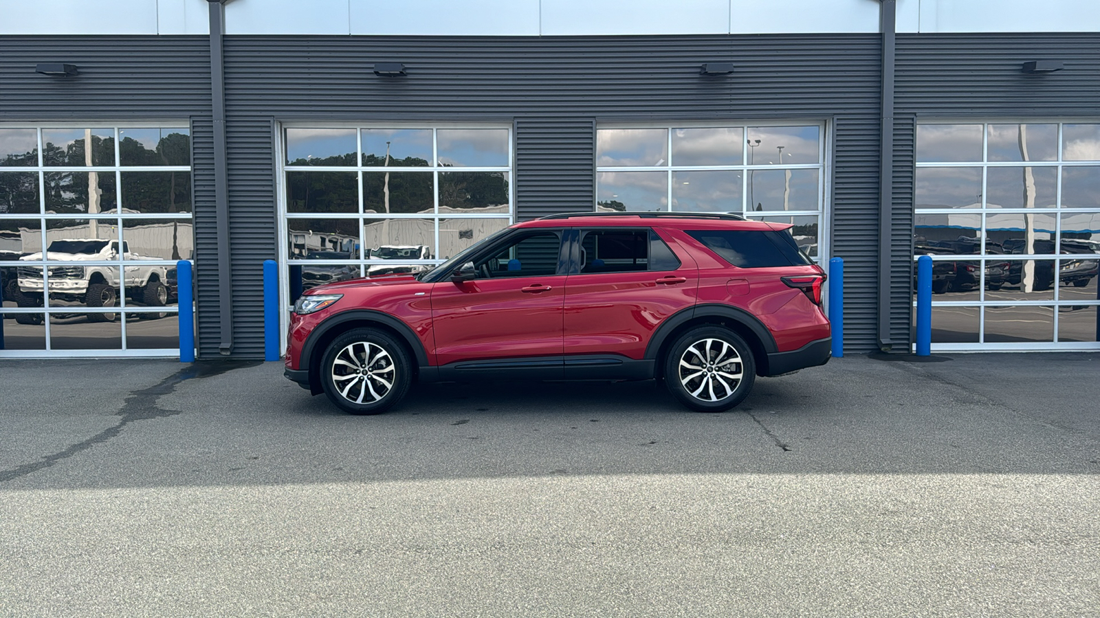 2025 Ford Explorer ST-Line 2