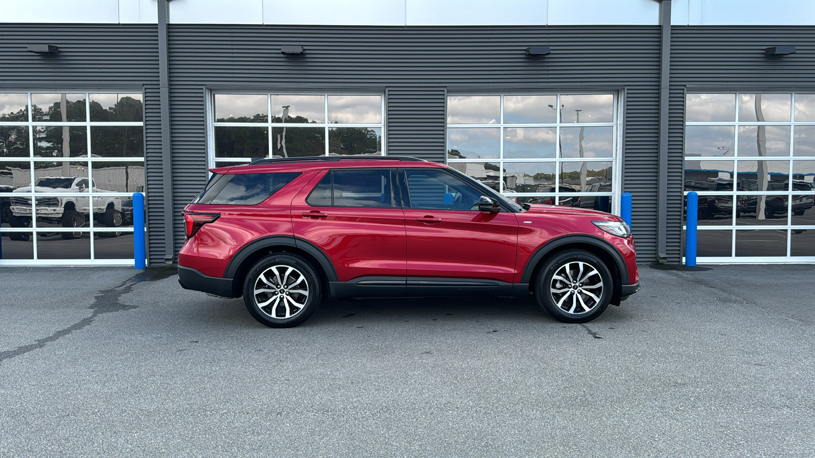 2025 Ford Explorer ST-Line 8