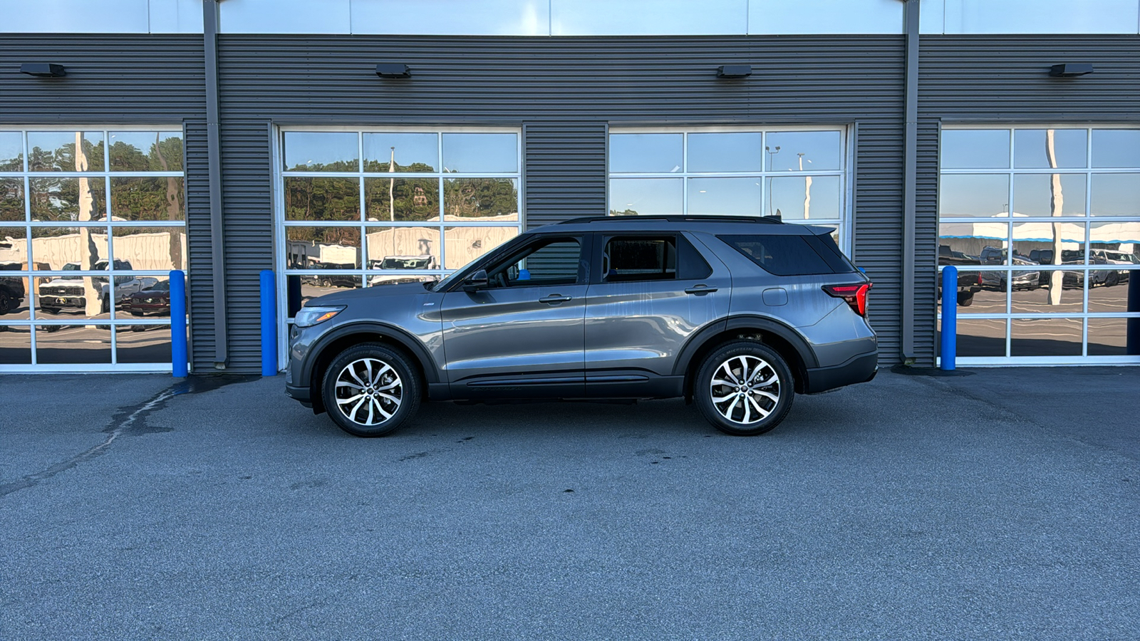 2025 Ford Explorer ST-Line 2