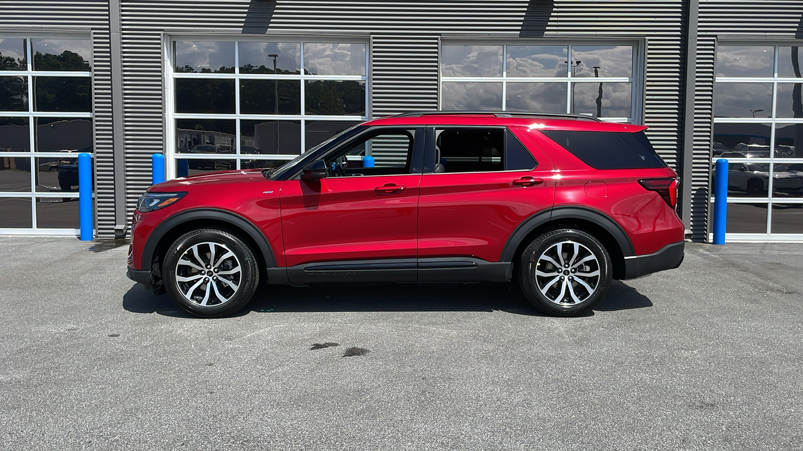 2025 Ford Explorer ST-Line 2