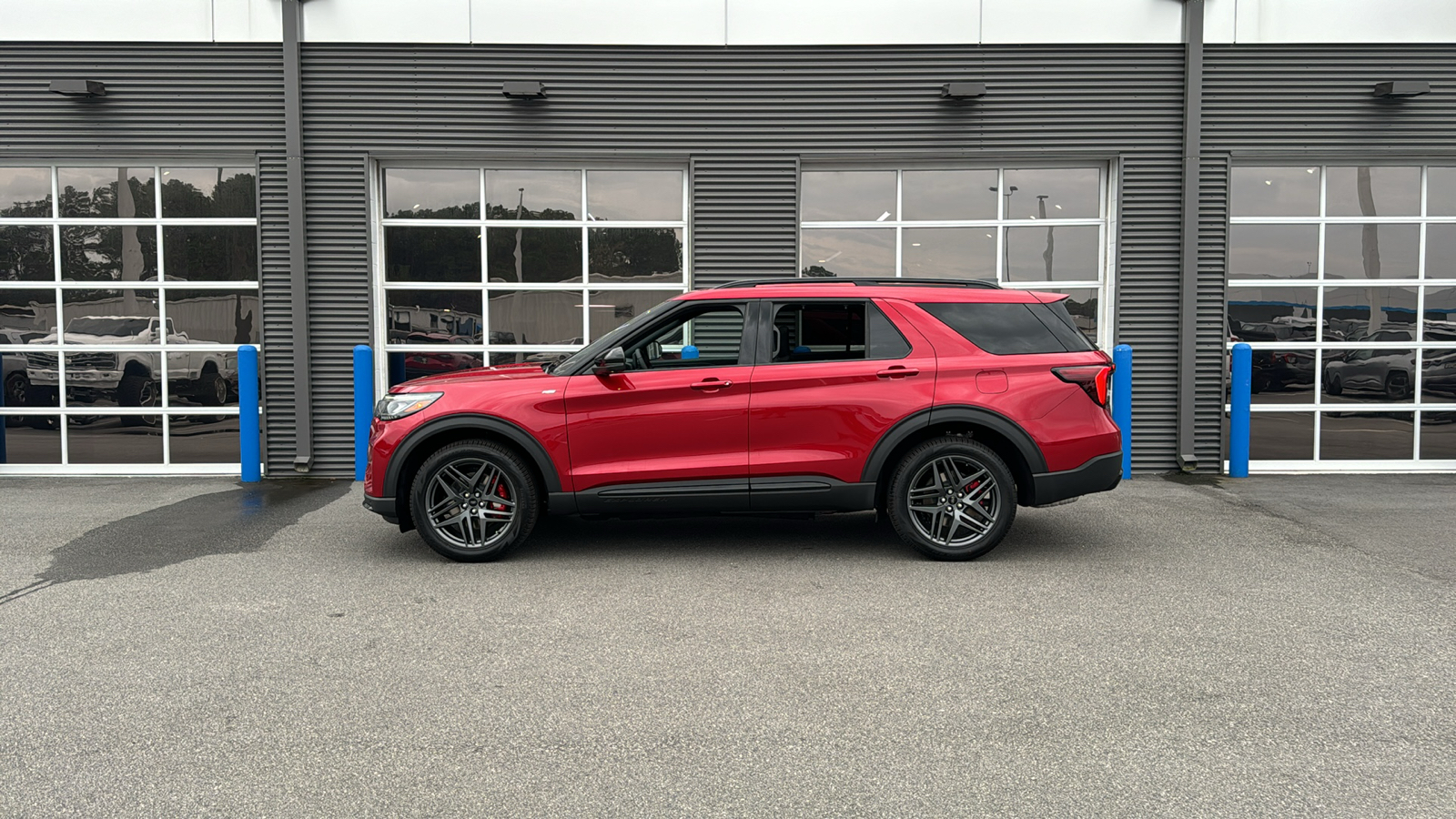 2025 Ford Explorer ST-Line 2