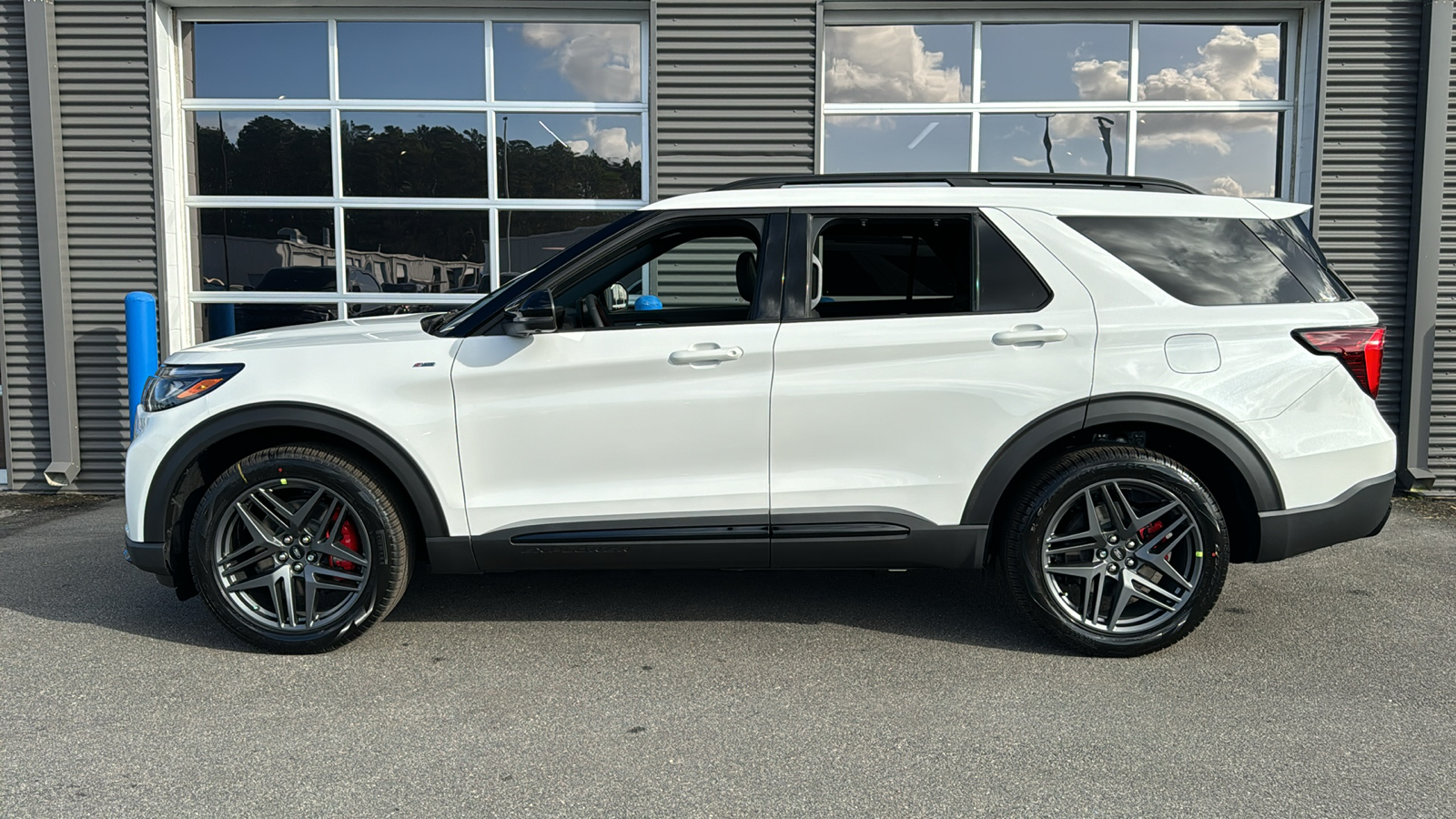 2025 Ford Explorer ST-Line 2