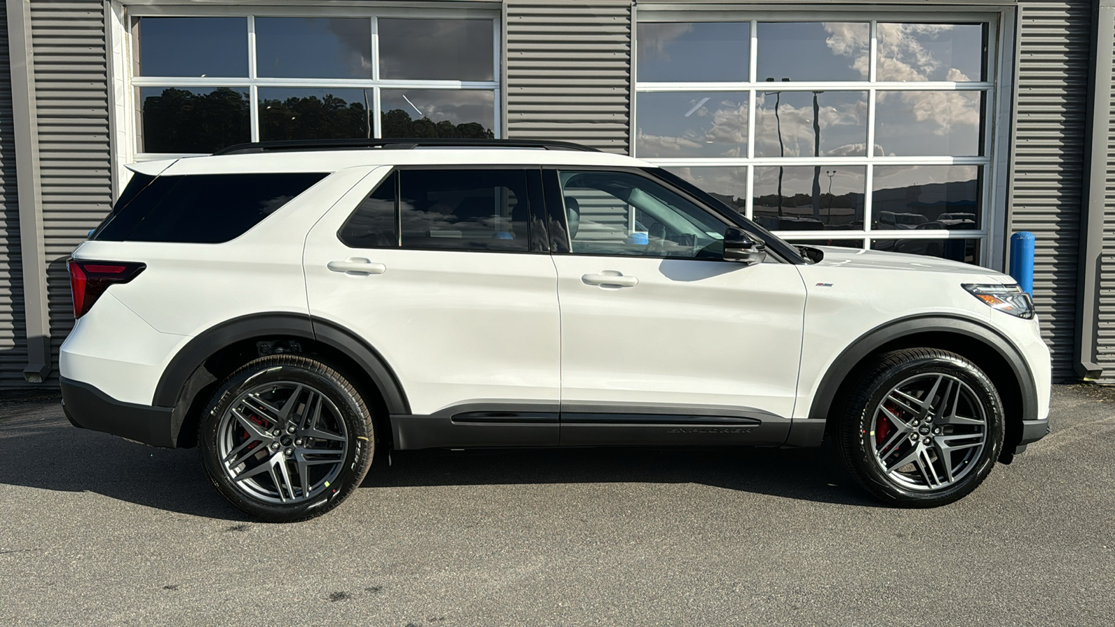 2025 Ford Explorer ST-Line 8