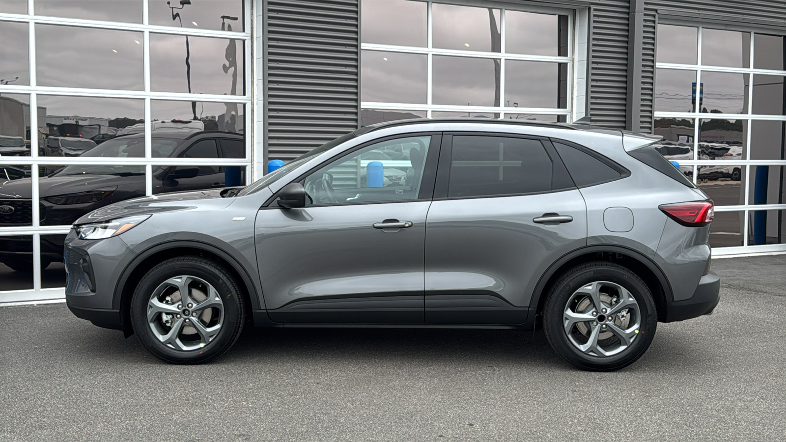 2025 Ford Escape Hybrid ST-Line 2