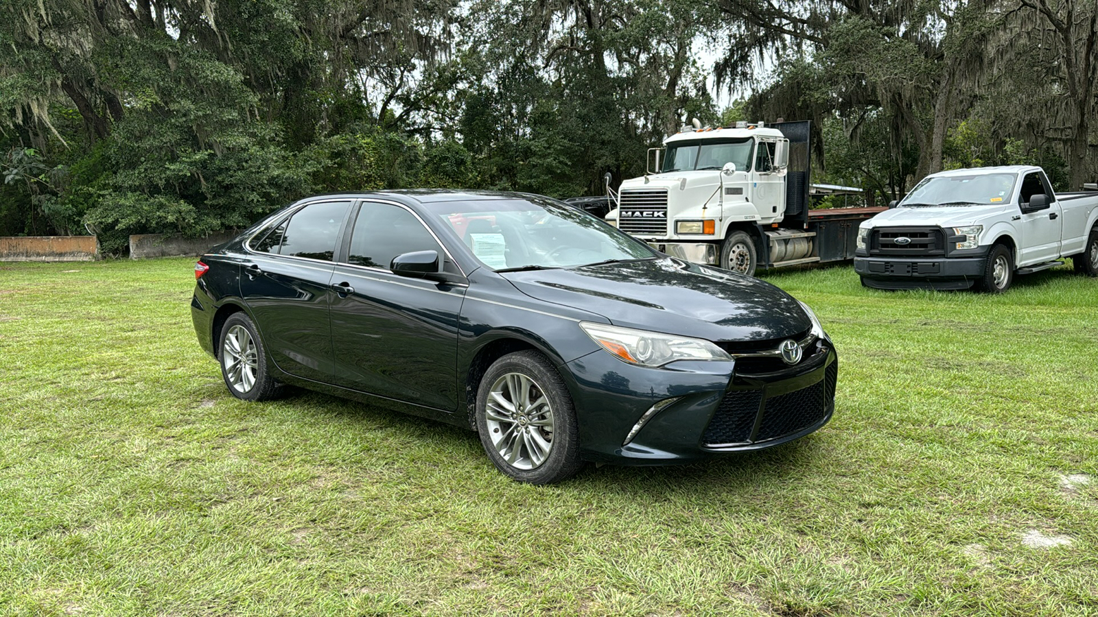 2017 Toyota Camry SE 1