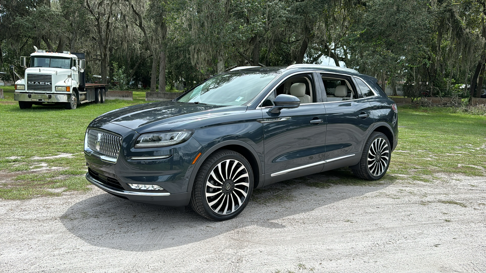 2021 Lincoln Nautilus Black Label 2