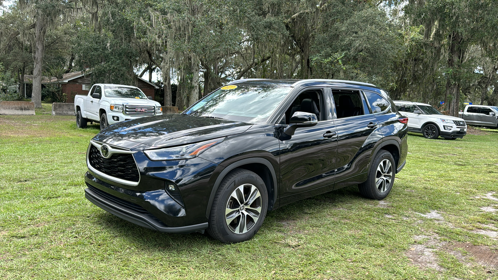 2022 Toyota Highlander XLE 2