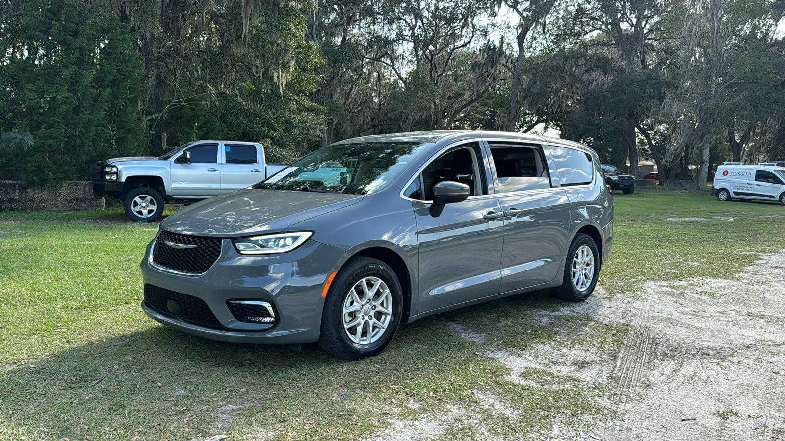 2023 Chrysler Pacifica Touring L 2