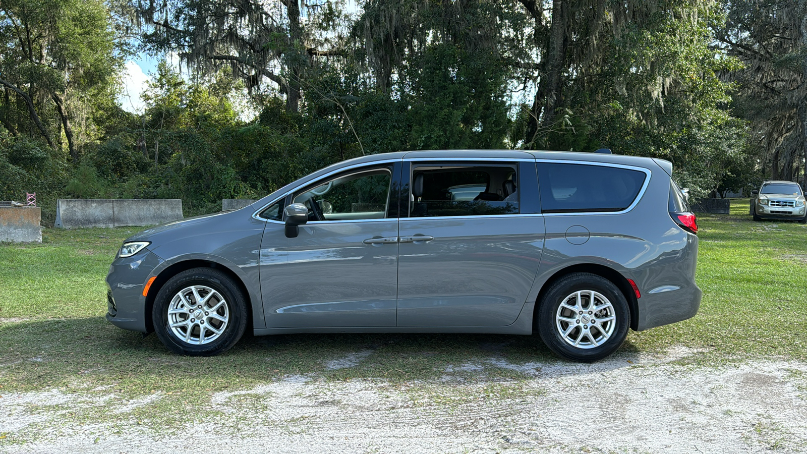 2023 Chrysler Pacifica Touring L 3