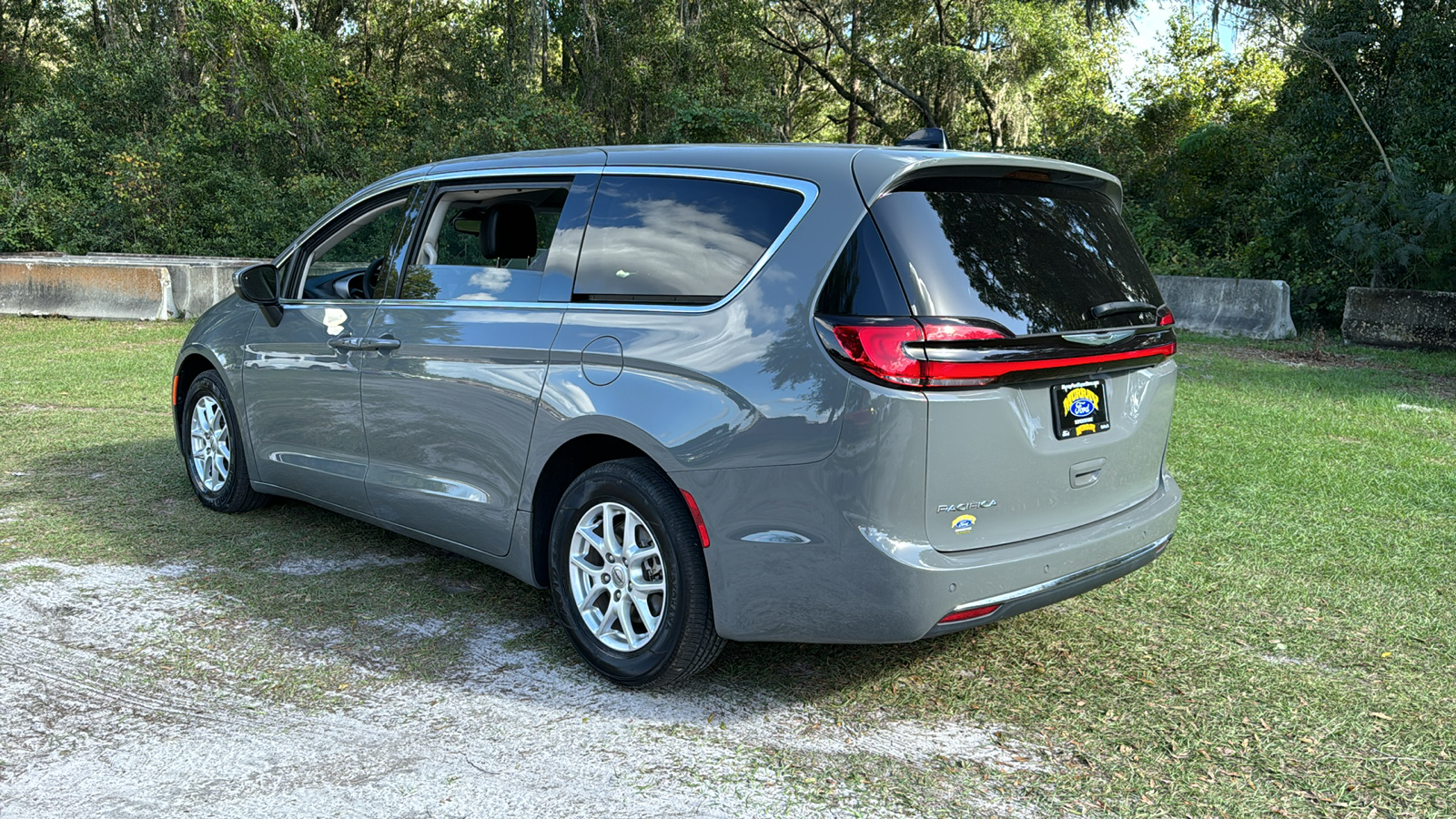 2023 Chrysler Pacifica Touring L 4