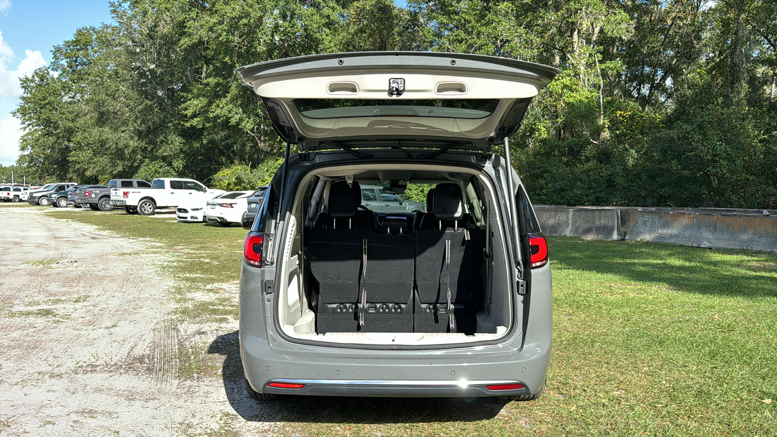 2023 Chrysler Pacifica Touring L 6