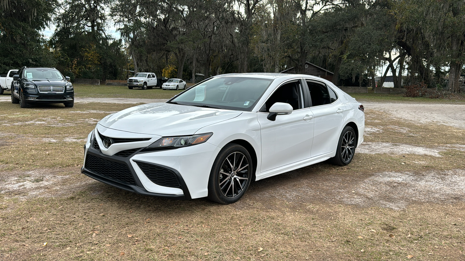 2023 Toyota Camry SE 2