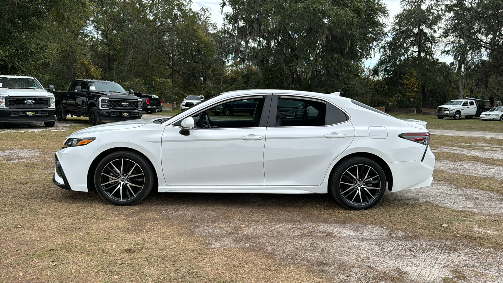 2023 Toyota Camry SE 3