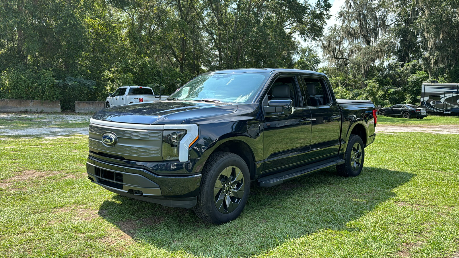 2023 Ford F-150 Lightning Lariat 2