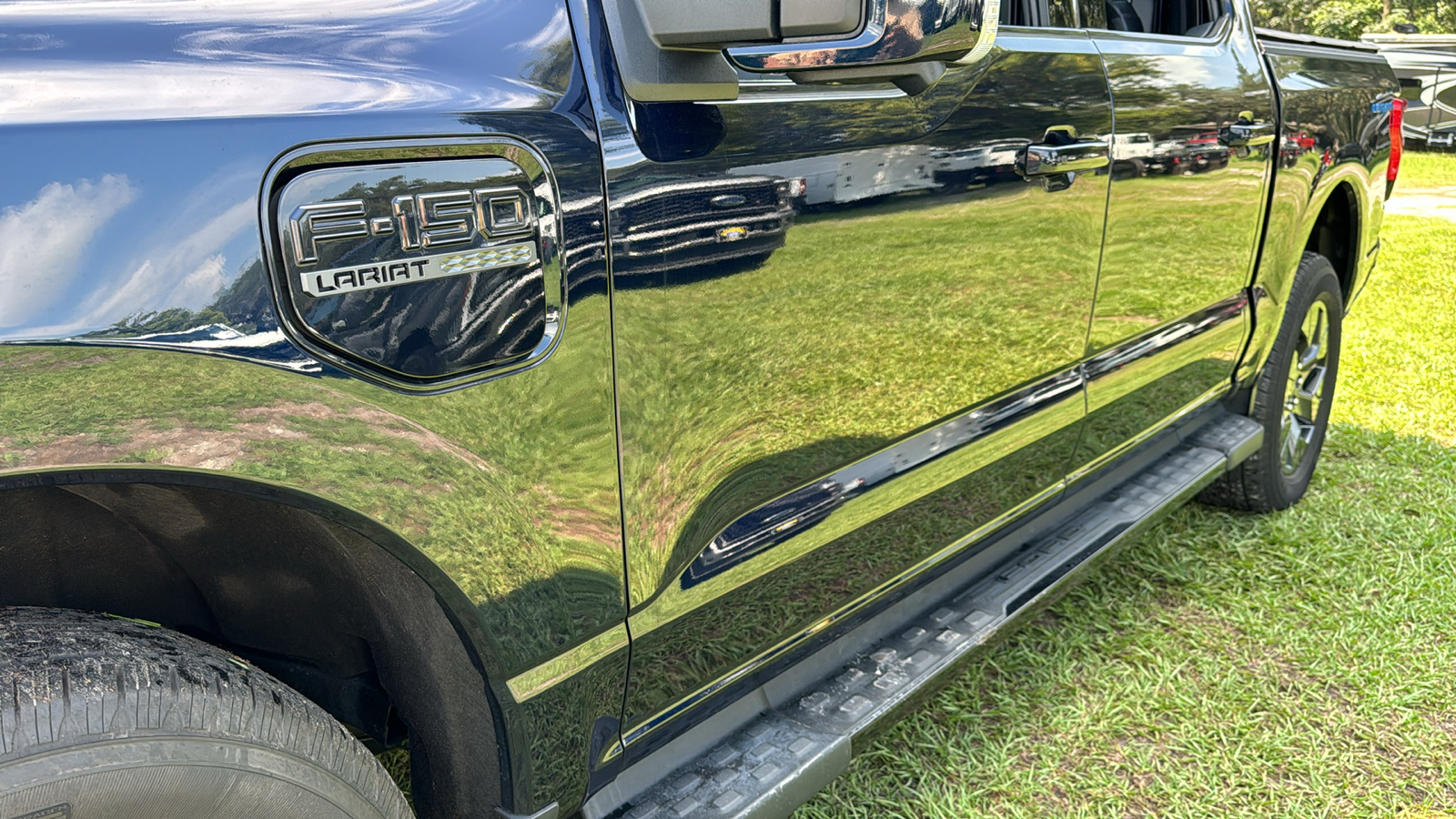 2023 Ford F-150 Lightning Lariat 12