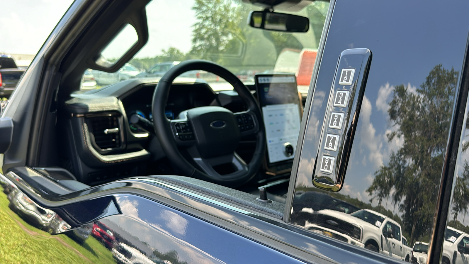 2023 Ford F-150 Lightning Lariat 13