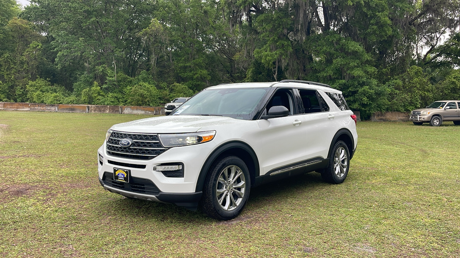 2024 Ford Explorer XLT 2