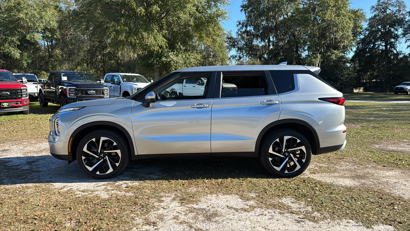 2024 Mitsubishi Outlander  3