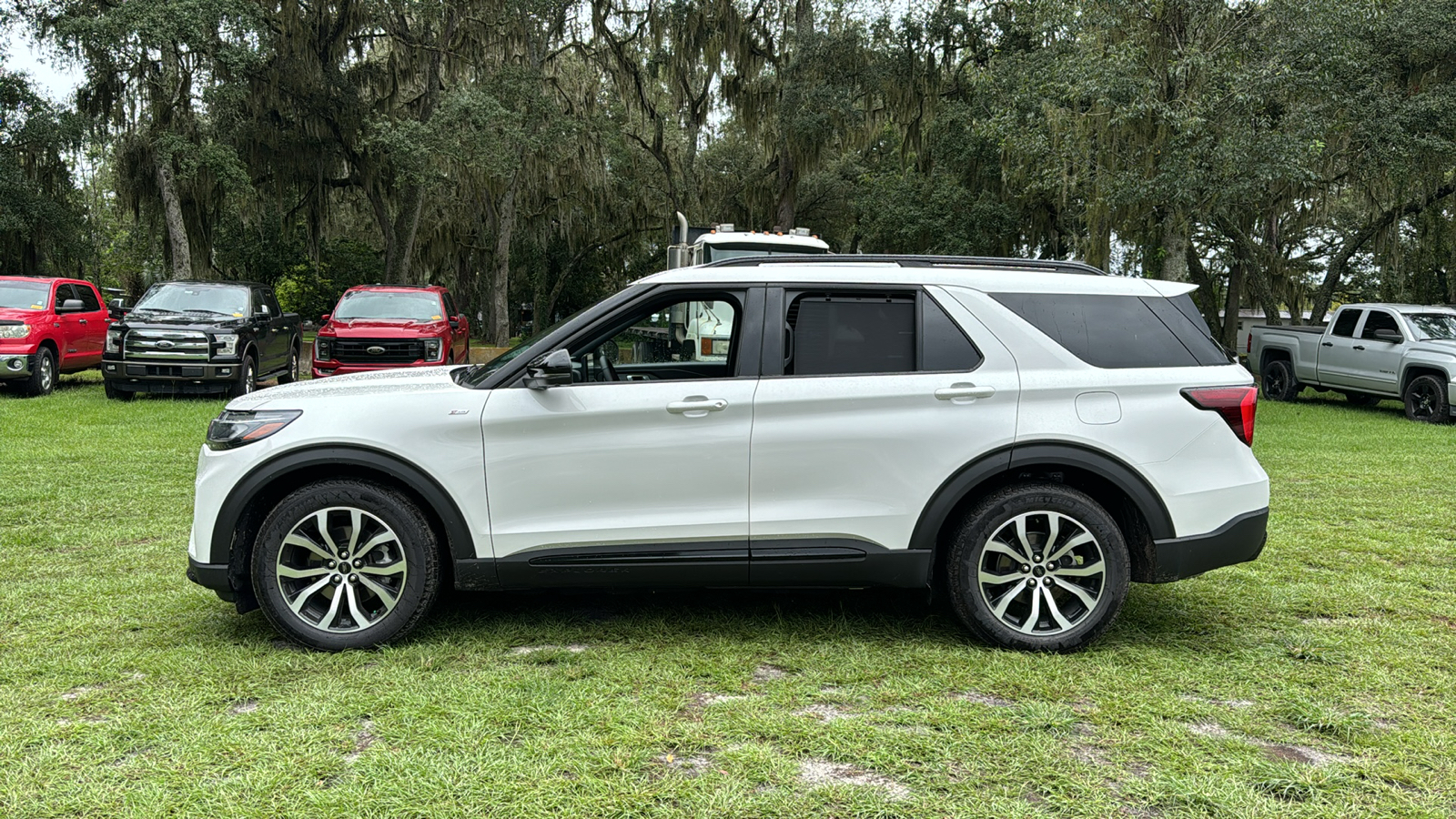 2025 Ford Explorer ST-Line 3