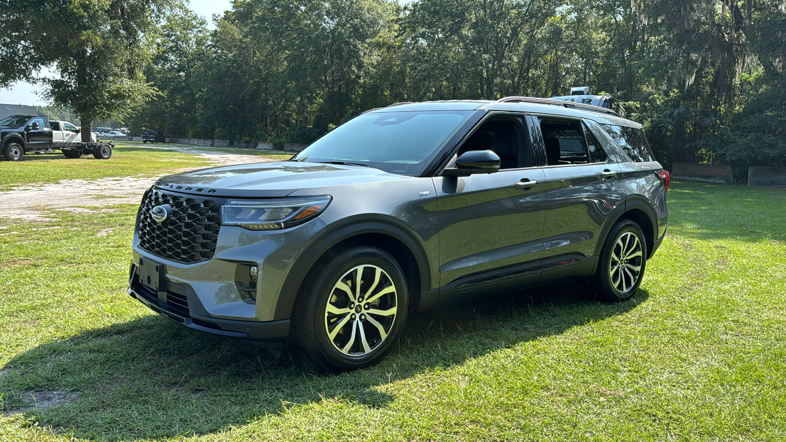 2025 Ford Explorer ST-Line 2