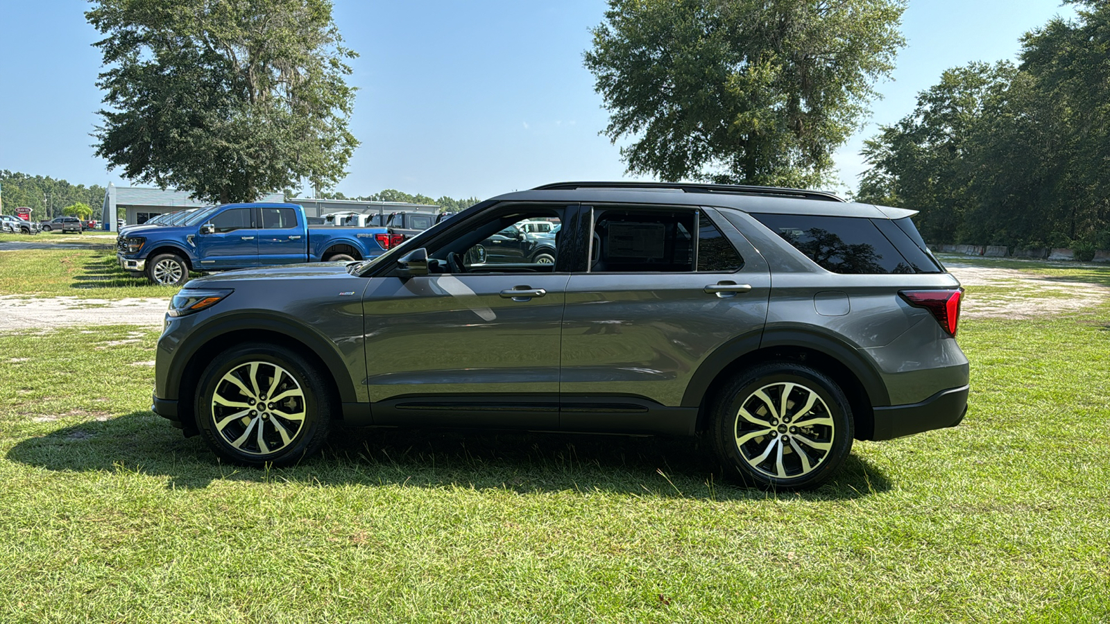 2025 Ford Explorer ST-Line 3