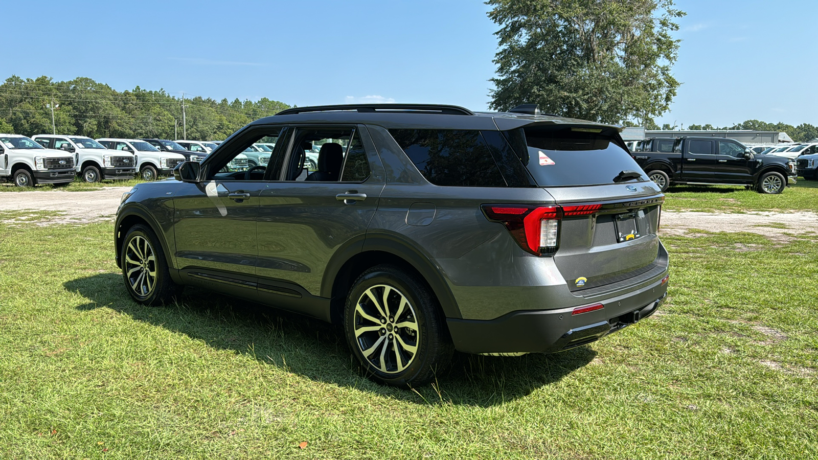 2025 Ford Explorer ST-Line 4