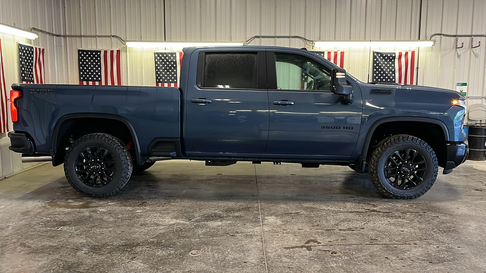 2025 Chevrolet Silverado 3500HD LTZ 2