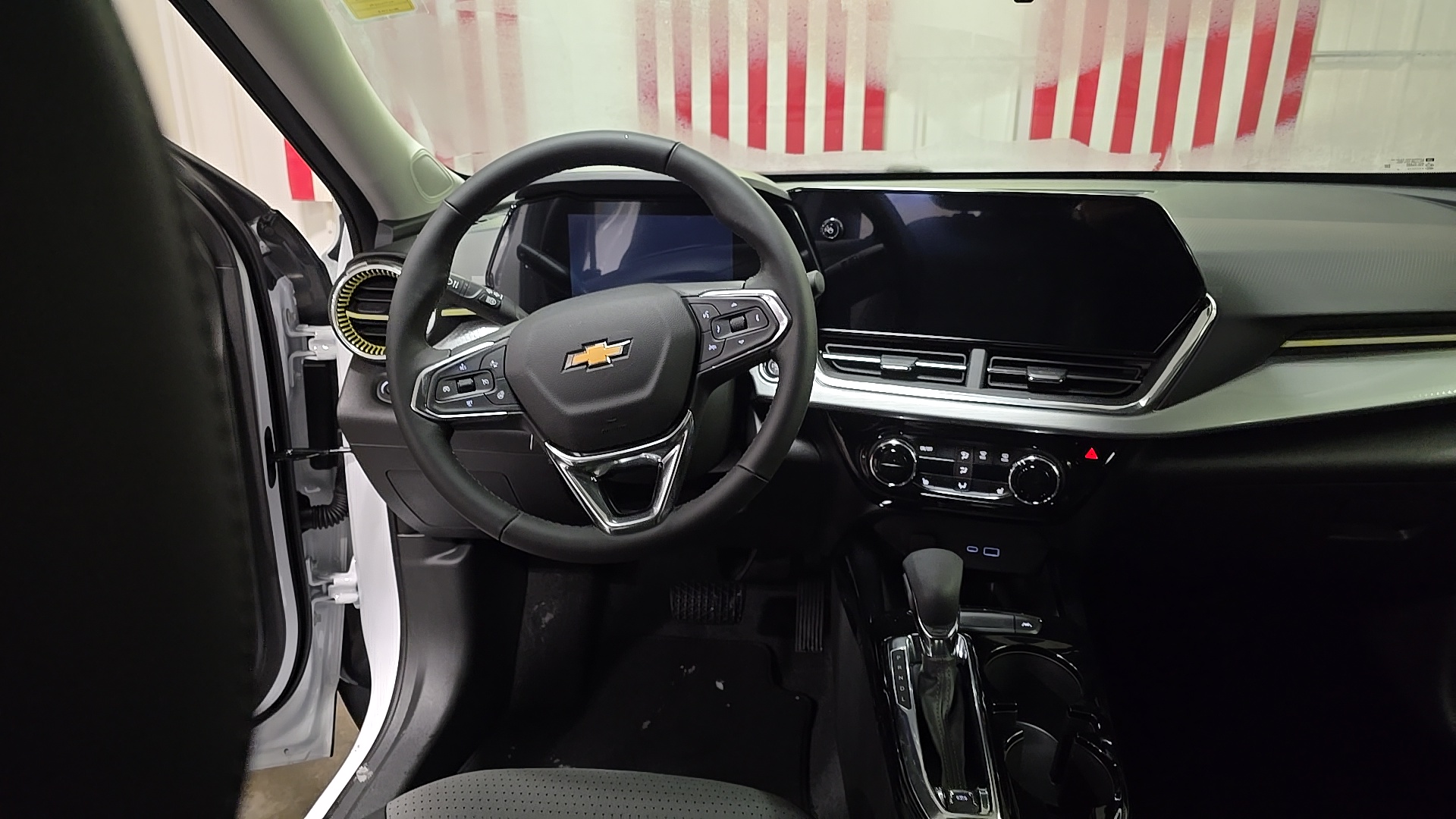 2025 Chevrolet Trax LT 16