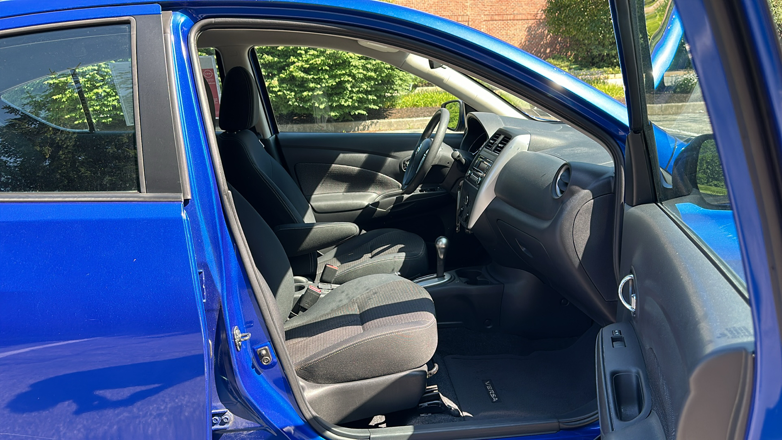 2015 Nissan Versa SV 23