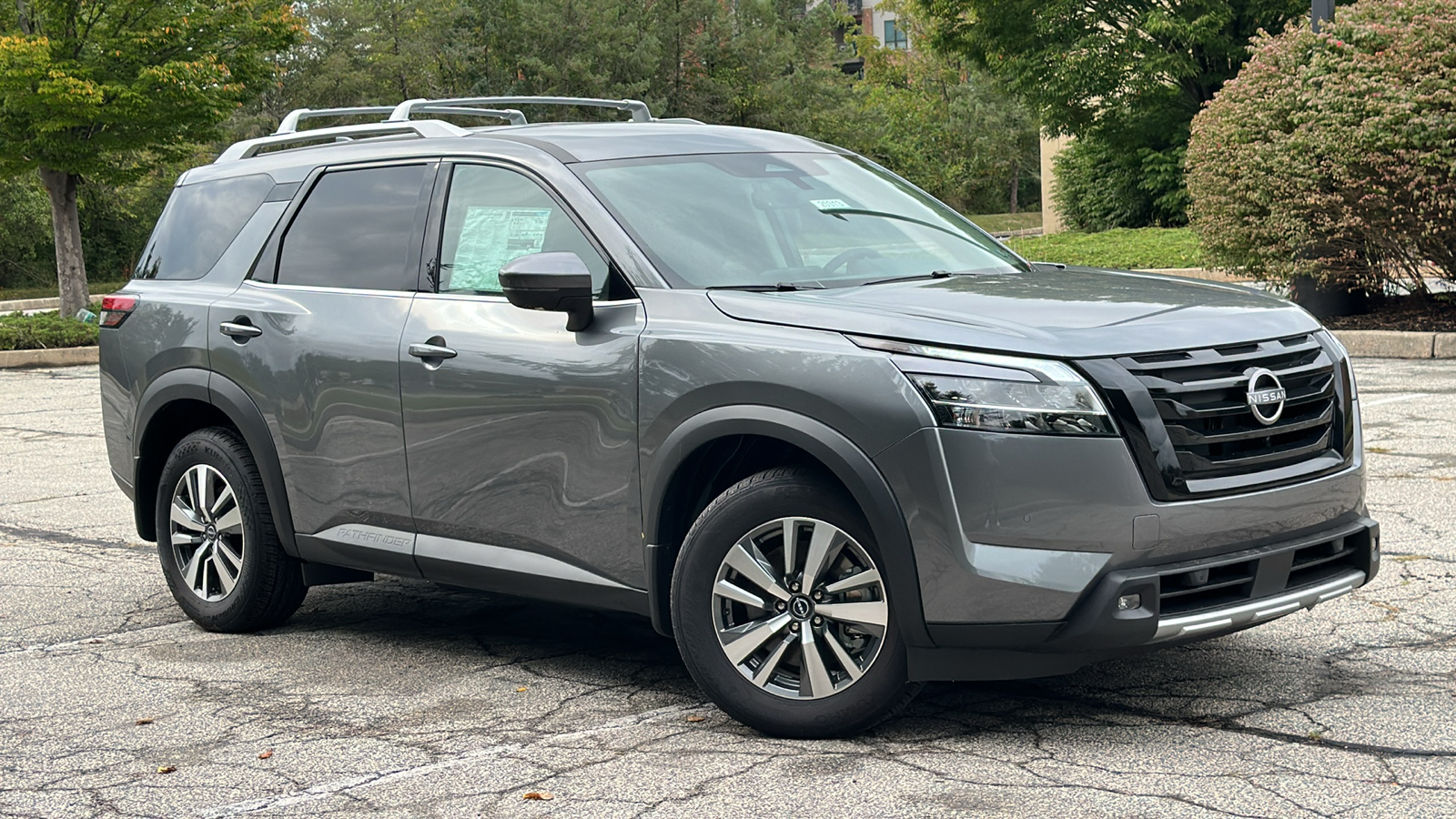 2024 Nissan Pathfinder SL 1