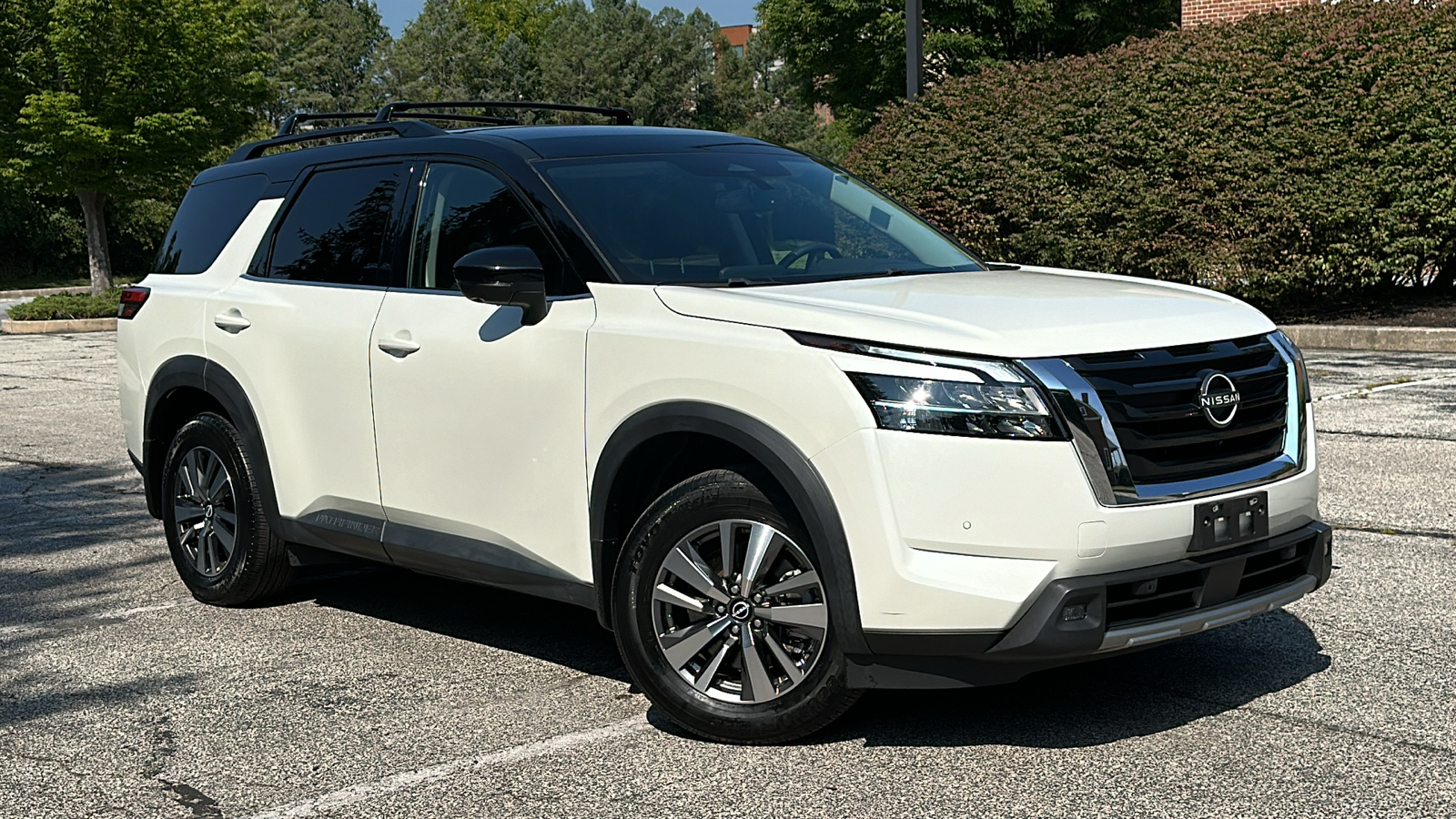 2022 Nissan Pathfinder SL 1