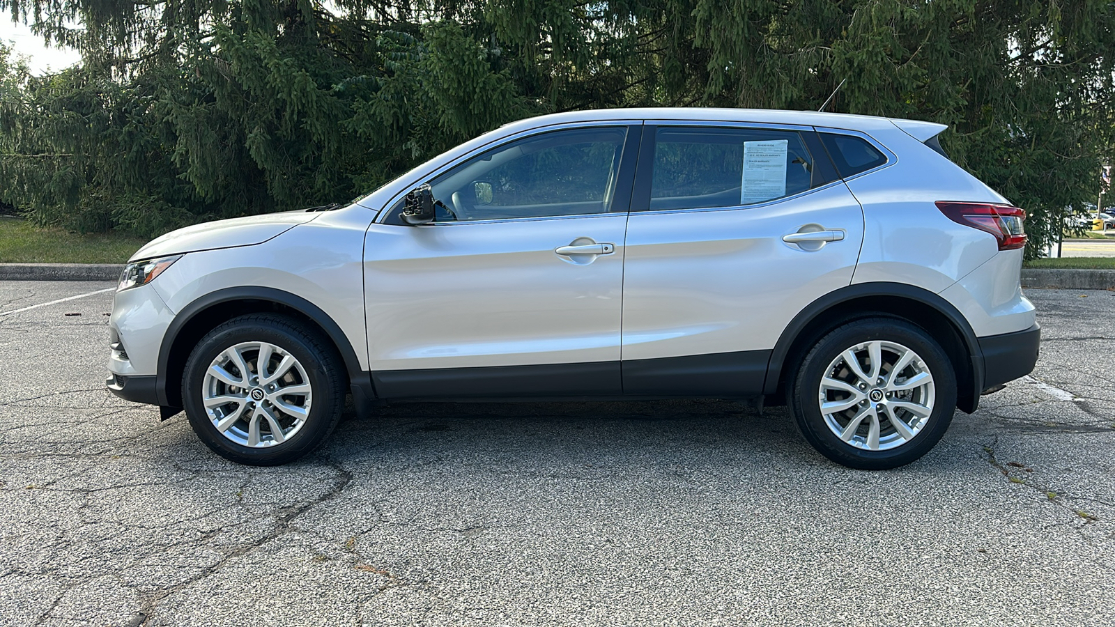 2022 Nissan Rogue Sport S 28